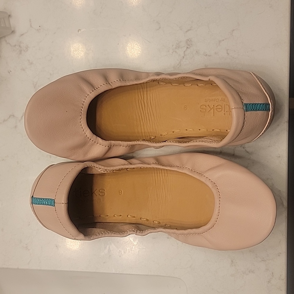 Like new blush (ballerina pink) Tieks flats with box, bags and flower